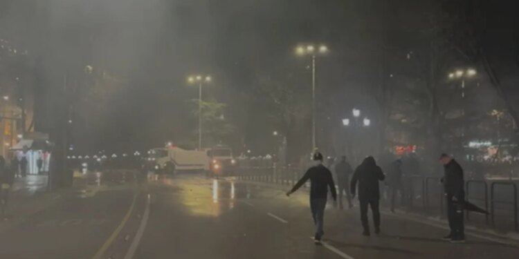 "Gaz lotsjellës përdoret në zyrat e selisë" / PD përgjigjet pas trazirave në protestë: Policia ndaloi edhe lutjet e besimtarëve myslimanë.