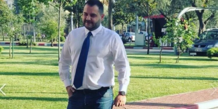 Gazetari arrestohet nga policia e Tiranës për akuzat e gjobëvënies ndaj një zyrtari të shëndetësisë.