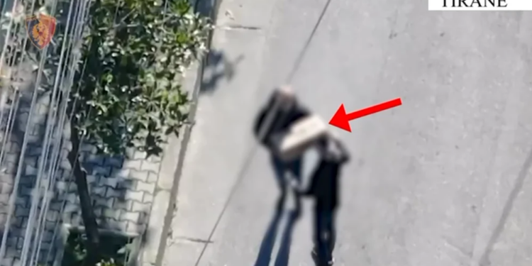 Grupi kriminal i armëve në Tiranë zbulohet; sillnin armë nga Kosova dhe i ruanin në Selitë, kapur nga kamerat e sigurisë