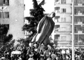 Helikopteri i policisë motori mbi qytetarët në shesh: Gazetari tregon për 20 shkurtin 1991 dhe si Monumenti i Enverit u bë një trofe për studentët