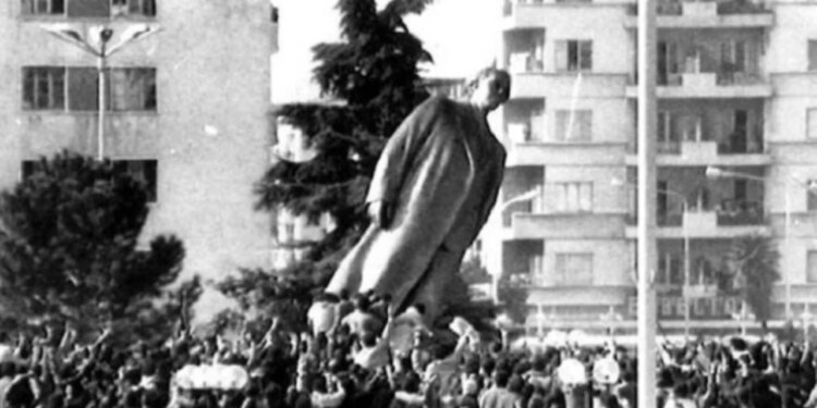 Helikopteri i policisë motori mbi qytetarët në shesh: Gazetari tregon për 20 shkurtin 1991 dhe si Monumenti i Enverit u bë një trofe për studentët