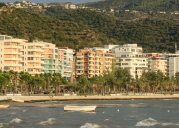 Inspektim në zyrën e aseteve në Vlorë, prokuroria konfiskon dokumente lidhur me administrimin e hapësirave publike dhe plazheve.