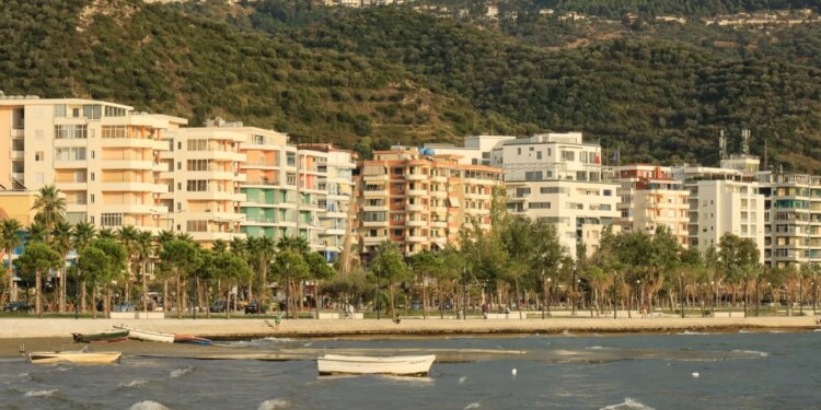 Inspektim në zyrën e aseteve në Vlorë, prokuroria konfiskon dokumente lidhur me administrimin e hapësirave publike dhe plazheve.