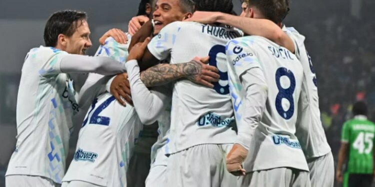 Inter triumfon me lehtësi: Zikaltrit shkatërrojnë Sassuolon 5-0 në Serie A 
Inter tregoi një performancë të jashtëzakonshme në takimin e fundit të Serie A, duke e mposhtur Sassuolon me një rezultat të thellë 5-0 në stadiumin Mapei. Kjo fitore i shtoi skuadrës zikaltrit një avantazh prej +8 pikësh ndaj Milanit, i cili do të luajë ndaj Comos.