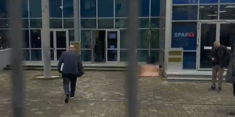 Ish-drejtori i Burgjeve, i akuzuar për sulmin kibernetik ndaj SPAK, paraqitet në GJKKO, fillon seanca paraprake.