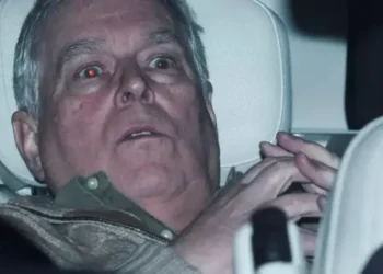 Ish-princi Andrew lirohet nga arresti dhe hetohet në liri, policia vazhdon kontrollin në Royal Lodge.