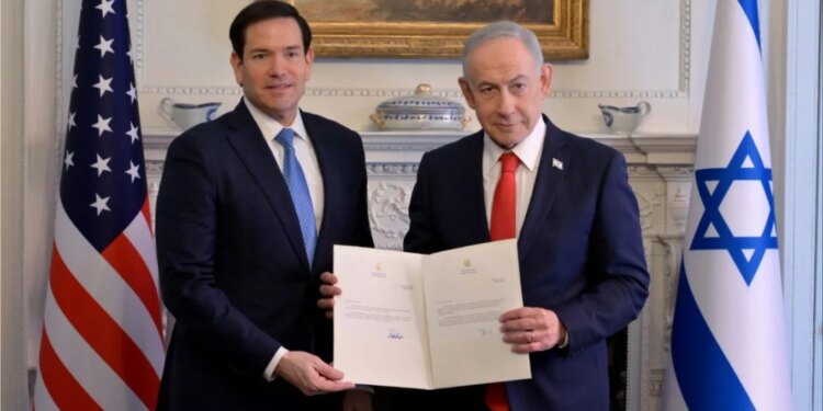 Israeli bashkohet me “Këshillin e Paqes” të Trumpit, Netanyahu ratifikon pranimin gjatë vizitës së tij në Uashington.