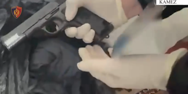 Iu gjetën armë dhe municion në shtëpi, arrestohet 51-vjeçari në Kamëz