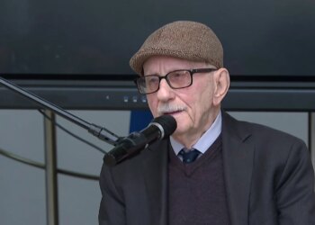 Jeta pas internimit dhe arti/ Lekë Tasi nderohet për qëndresën, 96-vjeçari rrefen përvojat e internimit dhe vuajtjet e familjes së tij.