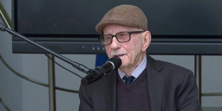 Jeta pas internimit dhe arti/ Lekë Tasi nderohet për qëndresën, 96-vjeçari rrefen përvojat e internimit dhe vuajtjet e familjes së tij.