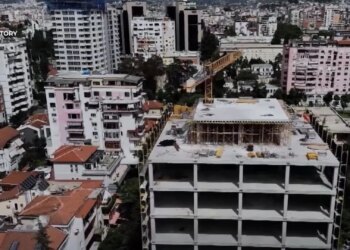 Këtu është një titull i ri: 

"Historitë e Brendshme: Troje, Apartamente dhe Pallate me Vlerë Miliona Euro! Pasuria e Mahselfit të Ish-Zv. Drejtorit të AKSHI-t dhe Shkeljet Financiare që Fshehin Paratë e Korrupsionit"