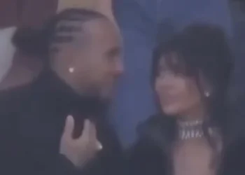 Kim Kardashian dhe Lewis Hamilton zyrtarisht në një lidhje, paraqiten së bashku në Super Bowl 2026
