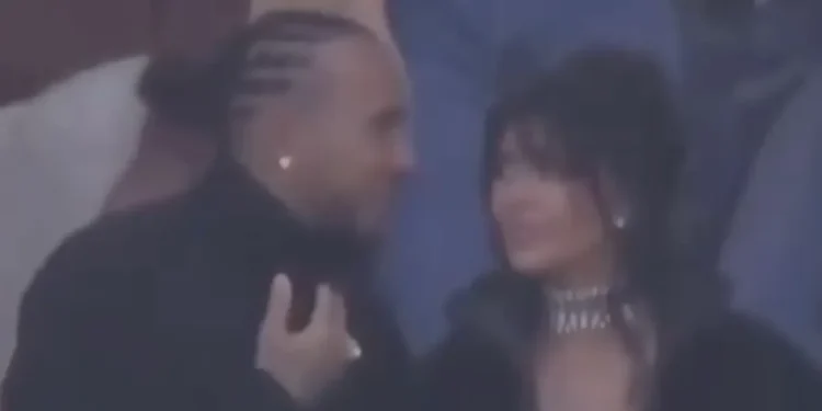 Kim Kardashian dhe Lewis Hamilton zyrtarisht në një lidhje, paraqiten së bashku në Super Bowl 2026