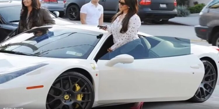 Kim Kardashian është në lidhje me Lewis Hamilton, por nuk mund ta blejë një Ferrari.
