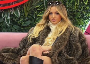 "Kisha vetëm 200 lekë në xhep": Selin ndan historinë e saj emocionale: I thashë babait të kthehej!