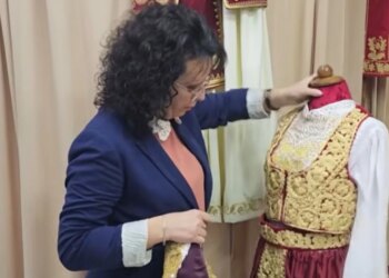 Kostumet tradicionale në rrezik: Artizanët e Gjirokastrës luftojnë për të mbrojtur identitetin e veshjeve.