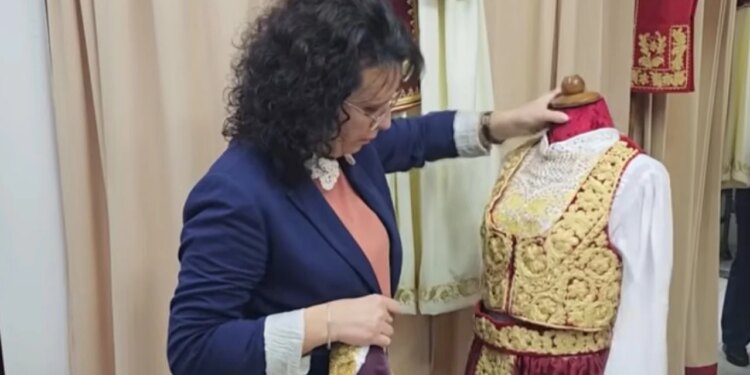 Kostumet tradicionale në rrezik: Artizanët e Gjirokastrës luftojnë për të mbrojtur identitetin e veshjeve.
