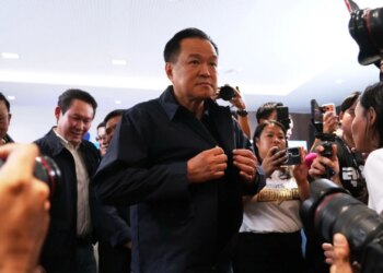 Kryeministri tajlandez rikonfirmohet në zgjedhjet e parakohshme pas shpërndarjes së parlamentit dhe një konflikti kufitar me Kamboxhian, duke arritur një fitore të thellë mbi opozitën.