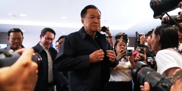 Kryeministri tajlandez rikonfirmohet në zgjedhjet e parakohshme pas shpërndarjes së parlamentit dhe një konflikti kufitar me Kamboxhian, duke arritur një fitore të thellë mbi opozitën.