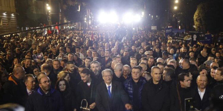 "Kryeministri të japë dorëheqjen sa më shpejt" / Alimehmeti në protestën e opozitës: Shpopullimi, kritika kryesore ndaj qeverisë.