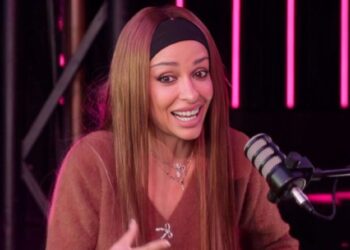 "Kur e pashë për herë të parë ashensorin…": Eleni Foureira tregon për fëmijërinë e saj në Shqipëri dhe ndikimin e mëmësisë.