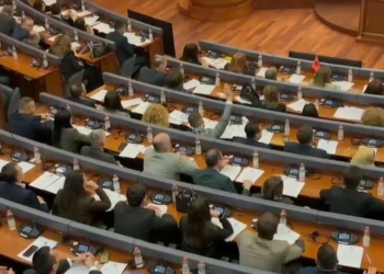 Kuvendi i Kosovës miraton rezolutën për procesin gjyqësor në Hagë me 90 vota pro dhe një kundër.