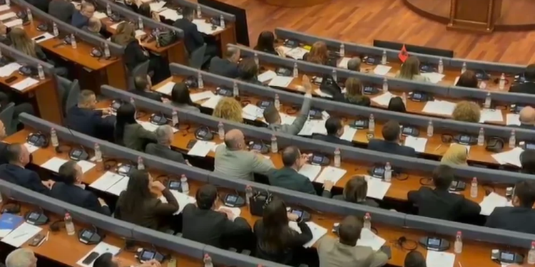 Kuvendi i Kosovës miraton rezolutën për procesin gjyqësor në Hagë me 90 vota pro dhe një kundër.