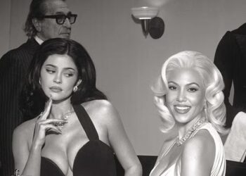 Kylie dhe Kourtney sjellin glamurin e Hollywood-it: rikthejnë ikona si Sophia Loren dhe Jane Mansfield