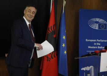 LIVE/ “Çështja e Ballukut si një provë për Shqipërinë”, drejtuesi i Komisionit të Jashtëm në PE: Nuk do ta takoja Berishën, protestat e dhunshme nuk kanë vend në demokraci.