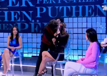 Laert Vasili bën diçka të pazakontë në “Për’puthen”: Puth konkurrenten në buzë.