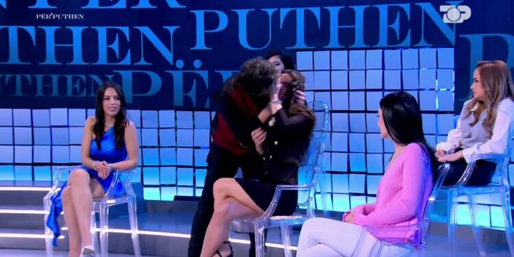 Laert Vasili bën diçka të pazakontë në “Për’puthen”: Puth konkurrenten në buzë.