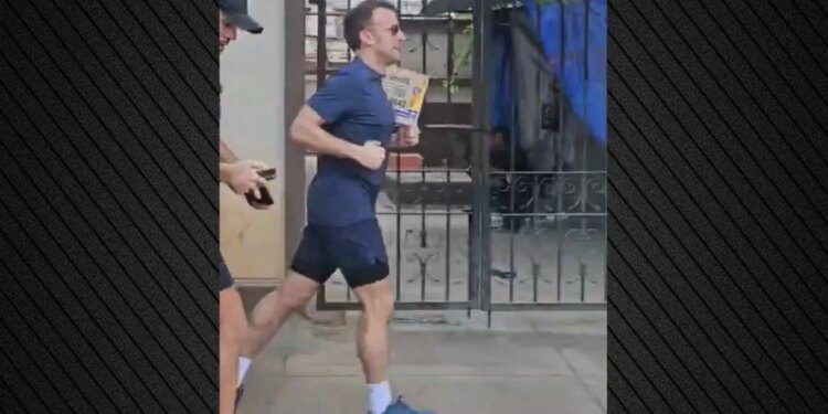 Macron fillon vizitën tre-ditore në Indi me një vrapim në mëngjes, videoja bëhet hit në rrjetet sociale.