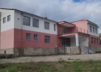 Mbyllet shkolla në Lazarat: Emigrimi çoi në boshatisje, dështon plani për ta shndërruar në qendër të grumbullimit të bimëve medicinale.