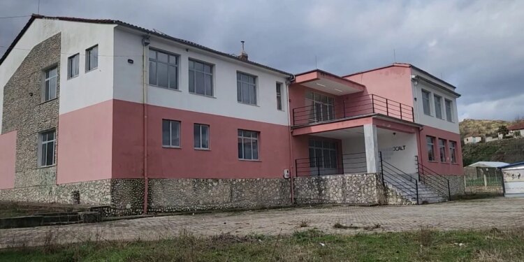 Mbyllet shkolla në Lazarat: Emigrimi çoi në boshatisje, dështon plani për ta shndërruar në qendër të grumbullimit të bimëve medicinale.