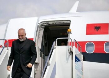 Me ftesë nga Selia e Shenjtë, Rama udhëton drejt Vatikanit. Kryeministri do të takojë Papa Leoni XIV në një audiencë.