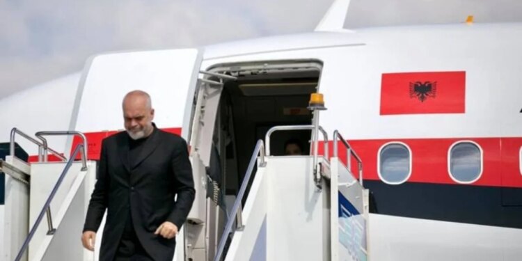 Me ftesë nga Selia e Shenjtë, Rama udhëton drejt Vatikanit. Kryeministri do të takojë Papa Leoni XIV në një audiencë.