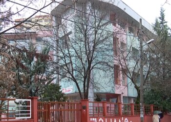 Mësuesi i anglishtes në Tiranë shkarkohet pas denoncimit të prindërve për predikim të Jehovait në shkollë