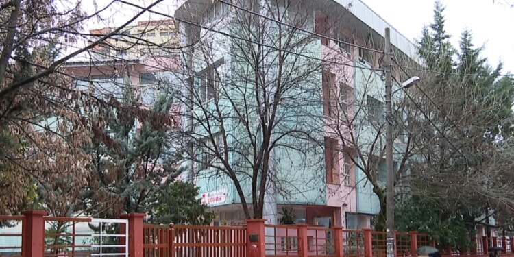 Mësuesi i anglishtes në Tiranë shkarkohet pas denoncimit të prindërve për predikim të Jehovait në shkollë