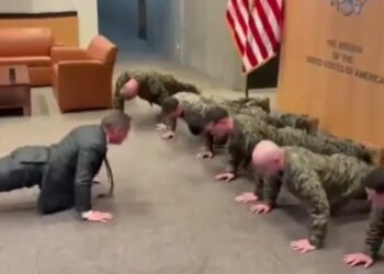 Mike Waltz bën aktivitet fizik me marinsat gjatë vizitës zyrtare në Gjenevë, Ambasadori amerikan thekson rëndësinë e gatishmërisë në lidership.