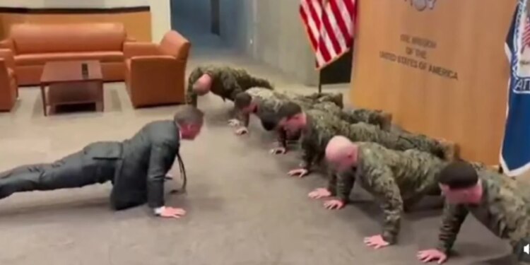 Mike Waltz bën aktivitet fizik me marinsat gjatë vizitës zyrtare në Gjenevë, Ambasadori amerikan thekson rëndësinë e gatishmërisë në lidership.