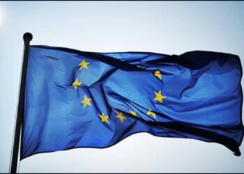 Milano-Cortina 2026: Një 12-vjeçar i konfiskon një flamur të BE-së, organizatorët e ngjarjes kërkojnë falje.