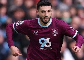 Misteri i situatës së Brojës në Burnley: Ndërmjet dëmtimit dhe preferencave teknike, ai ndoqi ndeshjen mbrëmë si "tifoz" në tribunë.