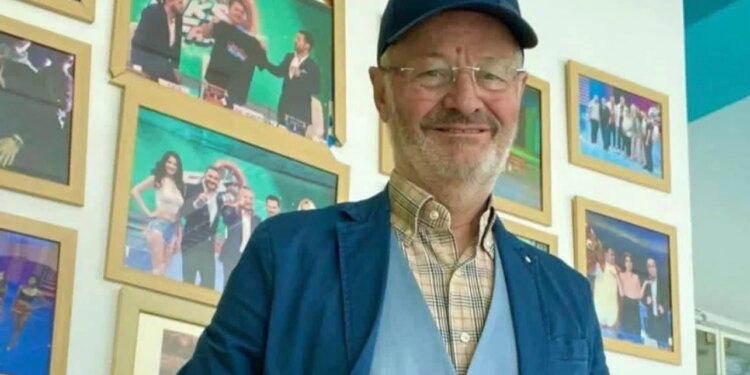 Mitro Çela tregon tragjedinë e Kujtim Spahivoglit: Suksesi në teatër, internimi në Fier dhe ndarja nga bashkëshortja. Si ndodhi vdekja e tij e vetmuar në Bërzhitë në moshën 55 vjeçare.