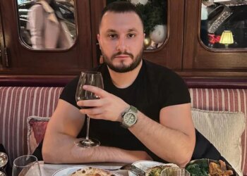 Mjeshtri i Grabitjeve në Angli: Dorian Puka Feston 10 Vjet në Britani Pas Dy Dëbimeve 
Dorian Puka, një shqiptar 29-vjeçar, i dënuar dhe dëbuar dy herë për grabitje, festoi dekadën e tij në Mbretërinë e Bashkuar me një festë luksoze në një klub nate, të rrethuar nga valltarë dhe shampanjë të shtrenjtë.