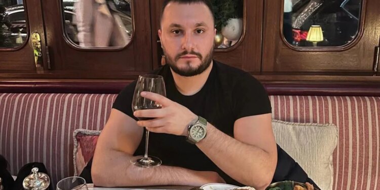 Mjeshtri i Grabitjeve në Angli: Dorian Puka Feston 10 Vjet në Britani Pas Dy Dëbimeve 
Dorian Puka, një shqiptar 29-vjeçar, i dënuar dhe dëbuar dy herë për grabitje, festoi dekadën e tij në Mbretërinë e Bashkuar me një festë luksoze në një klub nate, të rrethuar nga valltarë dhe shampanjë të shtrenjtë.