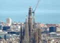 Moment historik në Barcelonë: Pjesa finale e kishës ‘Sagrada Familia’ vendoset pas 144 vitesh ndërtim.