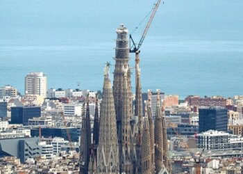Moment historik në Barcelonë: Pjesa finale e kishës ‘Sagrada Familia’ vendoset pas 144 vitesh ndërtim.