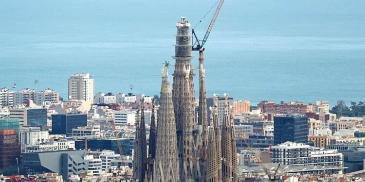 Moment historik në Barcelonë: Pjesa finale e kishës ‘Sagrada Familia’ vendoset pas 144 vitesh ndërtim.