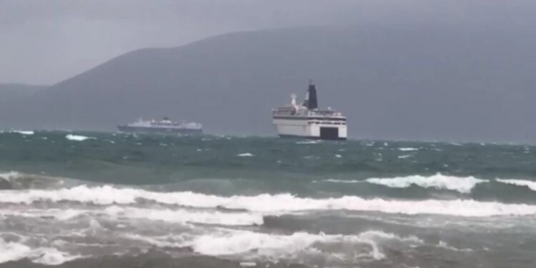 Moti i keq, vonohet nisja e trageteve nga Durrësi drejt Barit.