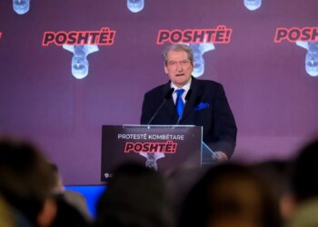 “Nderim për ata që çliruan Shqipërinë 46 vite më parë” / Protesta e PD-së, Berisha: Kush do ta besonte se pushteti do të ishte në duar të një tradhtari?